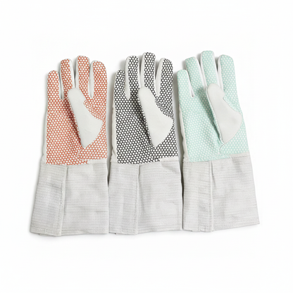 Gants d'escrime sur fond blanc